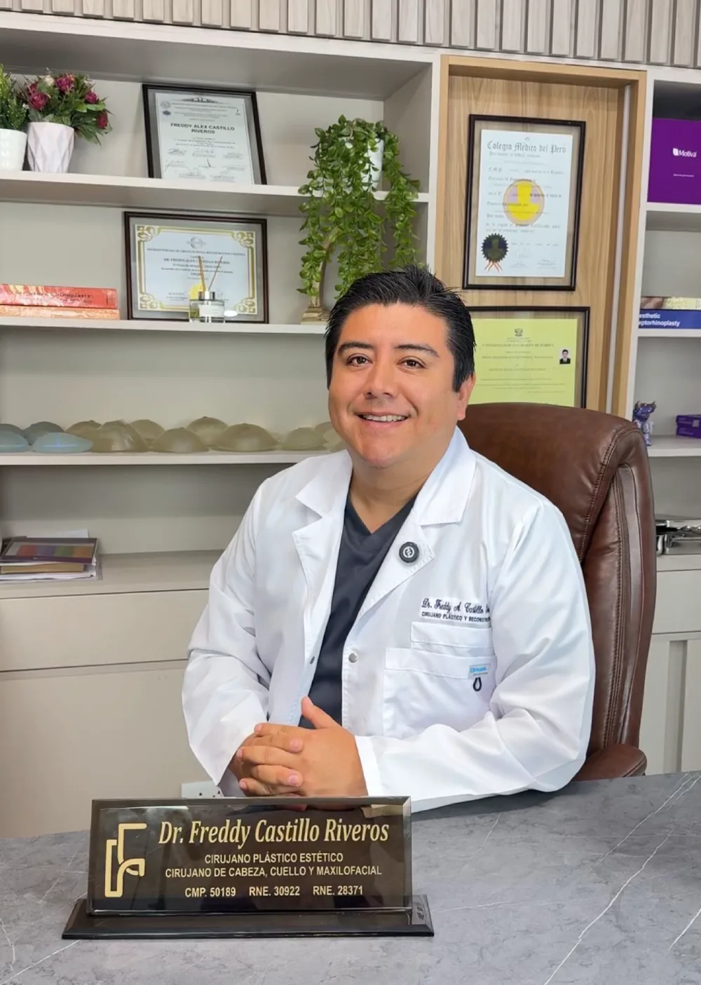 Dr. Freddy Castillo, cirujano plástico estético y de cabeza y cuello, en su consultorio de San Borja, Lima