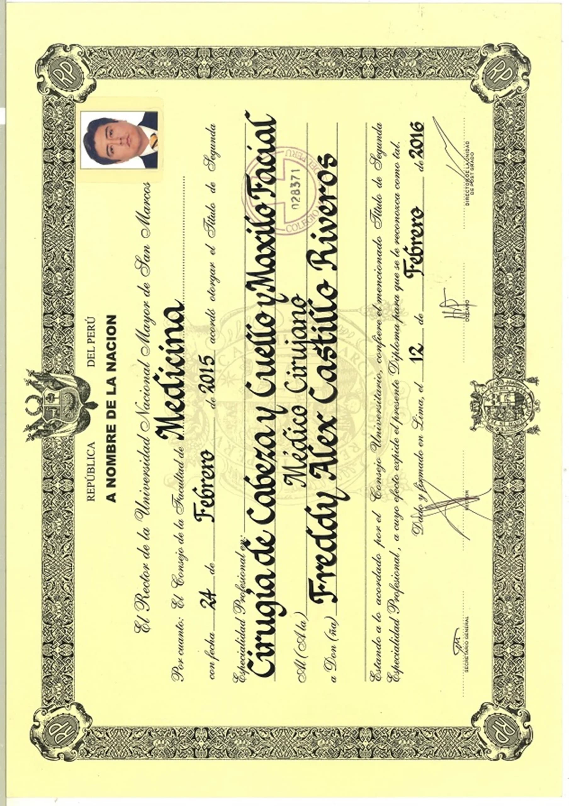 Título Profesional de Médico Cirujano del Dr. Freddy Castillo