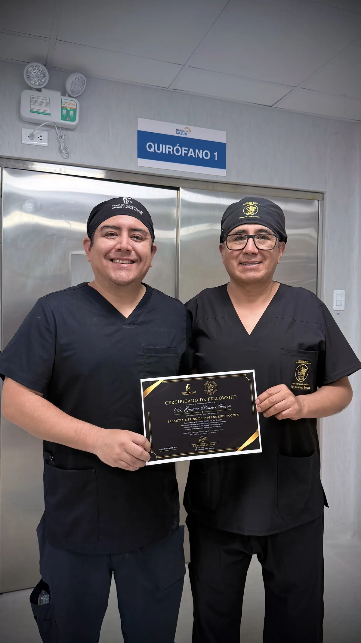 Dr. Freddy Castillo entrega el Certificado de Fellowship a un cirujano participante frente al quirófano