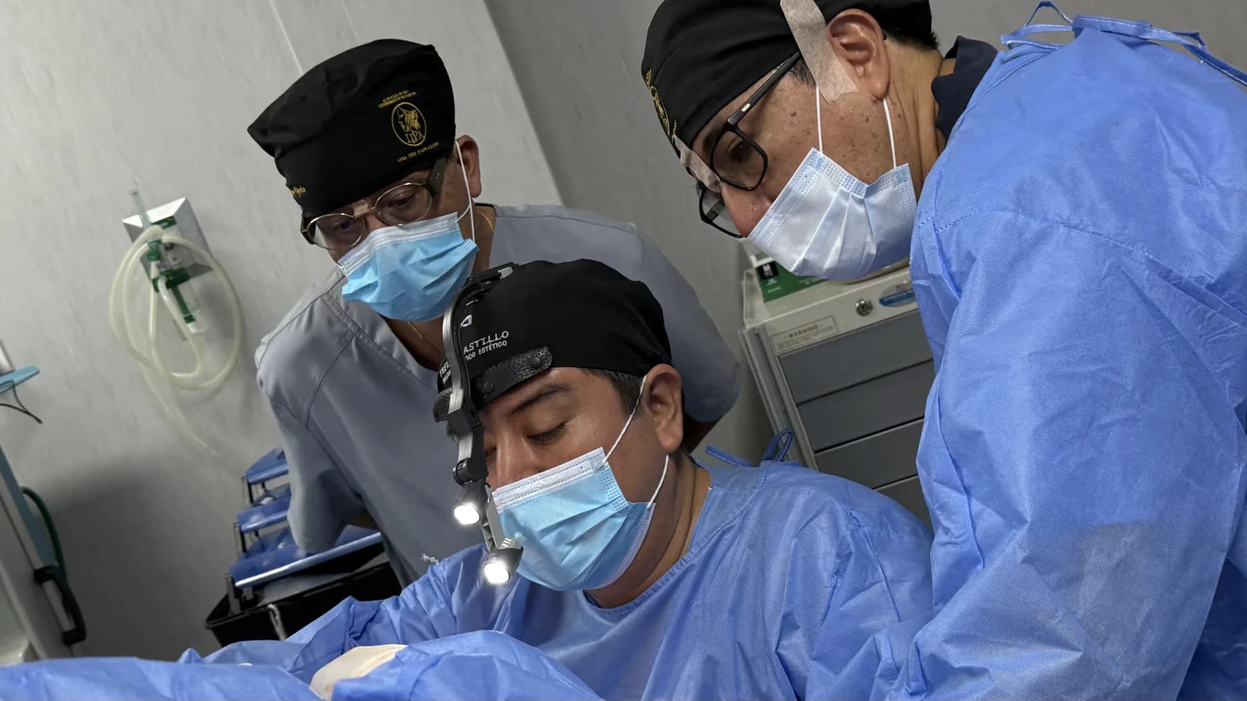 Cirujanos del fellowship observan de cerca una cirugía facial del Dr. Freddy Castillo en Lima