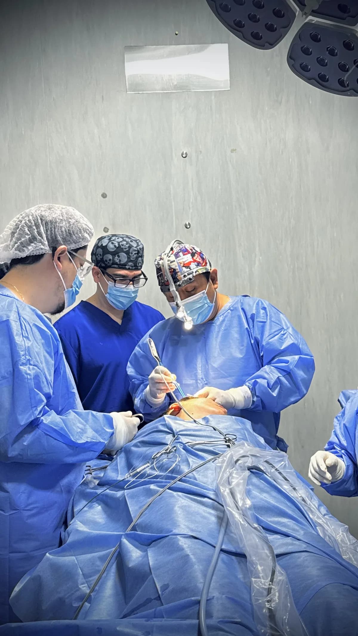 Cirujanos del fellowship observan una cirugía facial en el quirófano