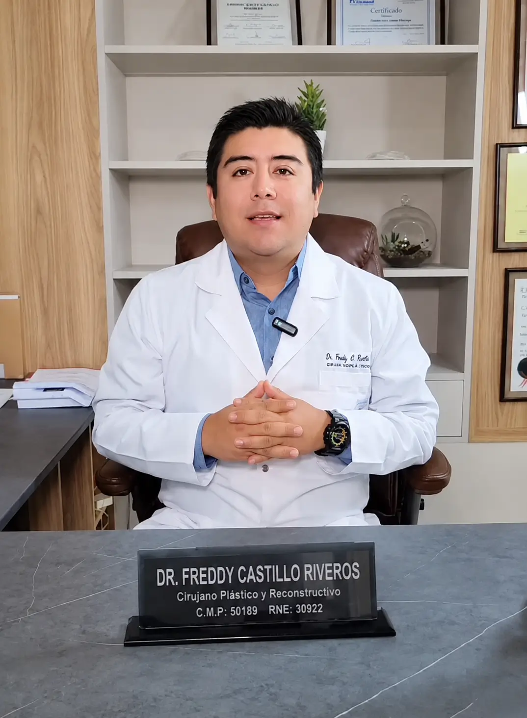 Dr. Freddy Castillo Riveros, cirujano plástico y reconstructivo (CMP 50189) en su consultorio de San Borja, Lima